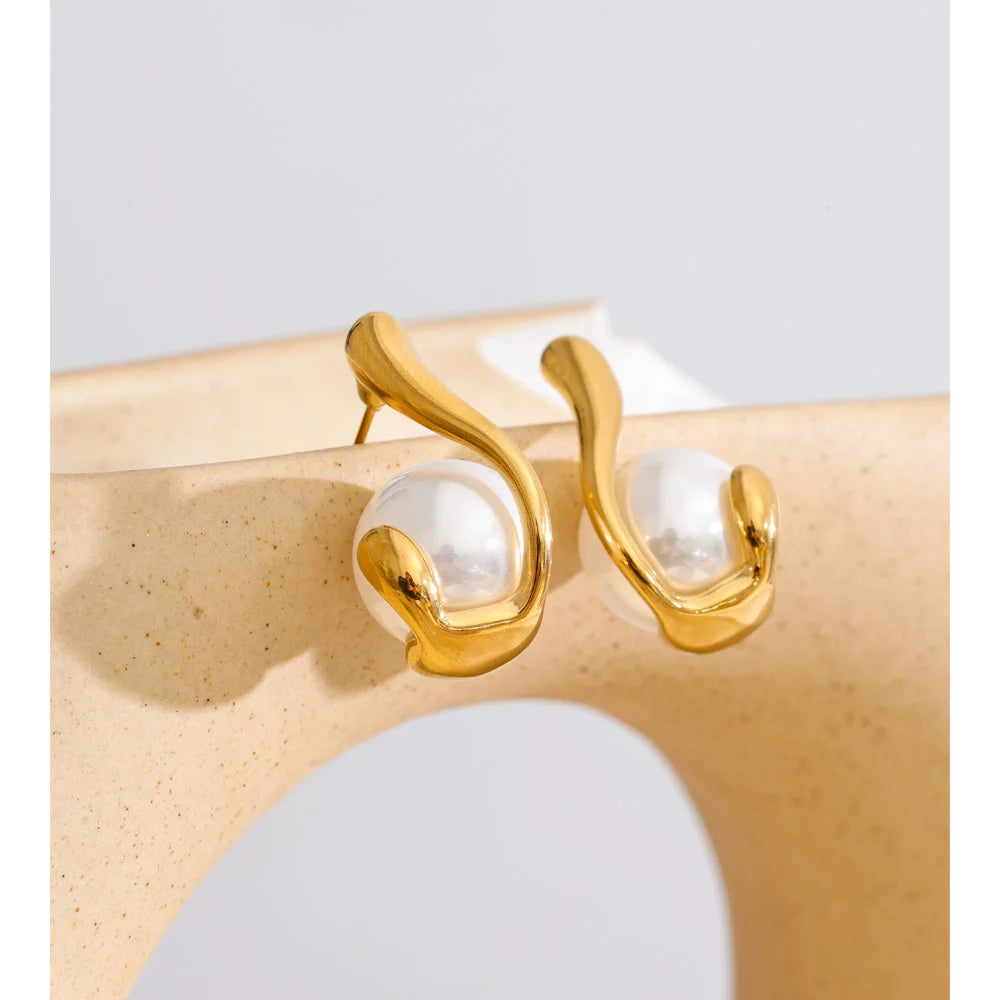 Pearl geometric earrings in gold-plated stainless steel with pearl.