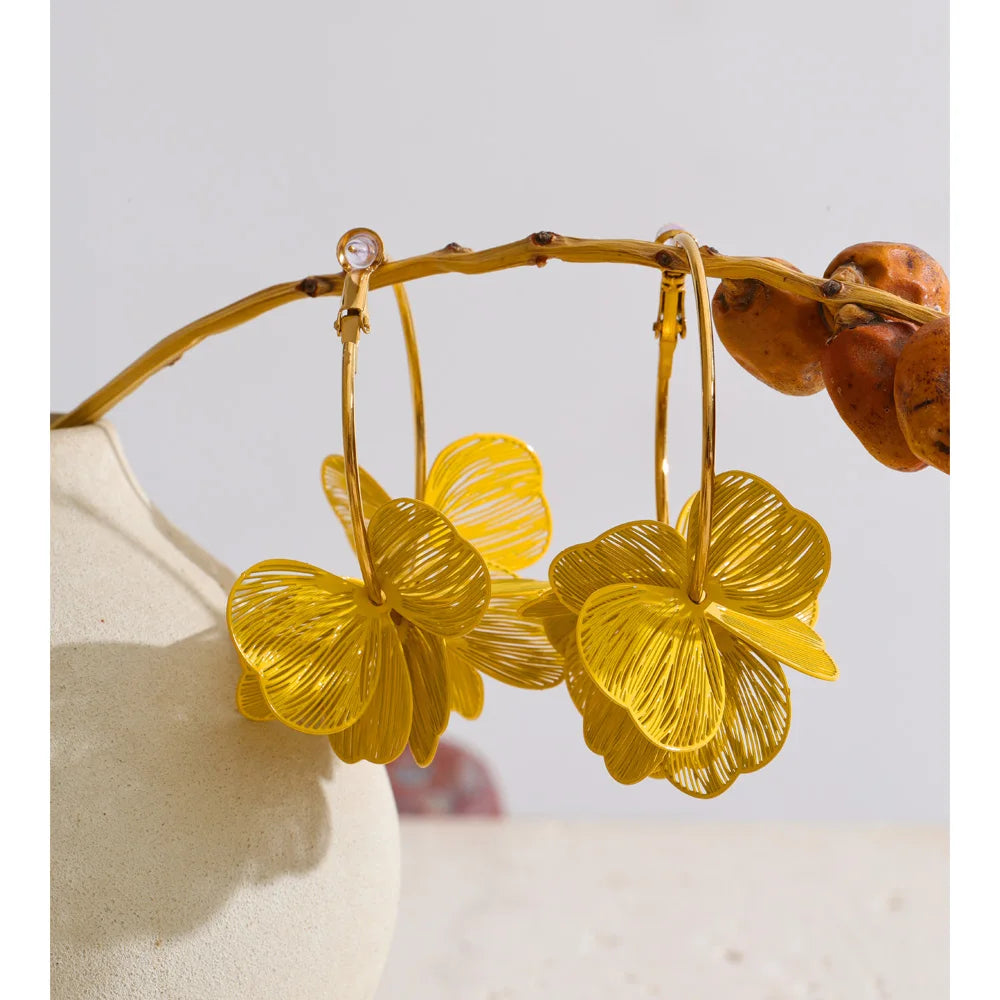 Flower earrings in gold-plated stainless steel.