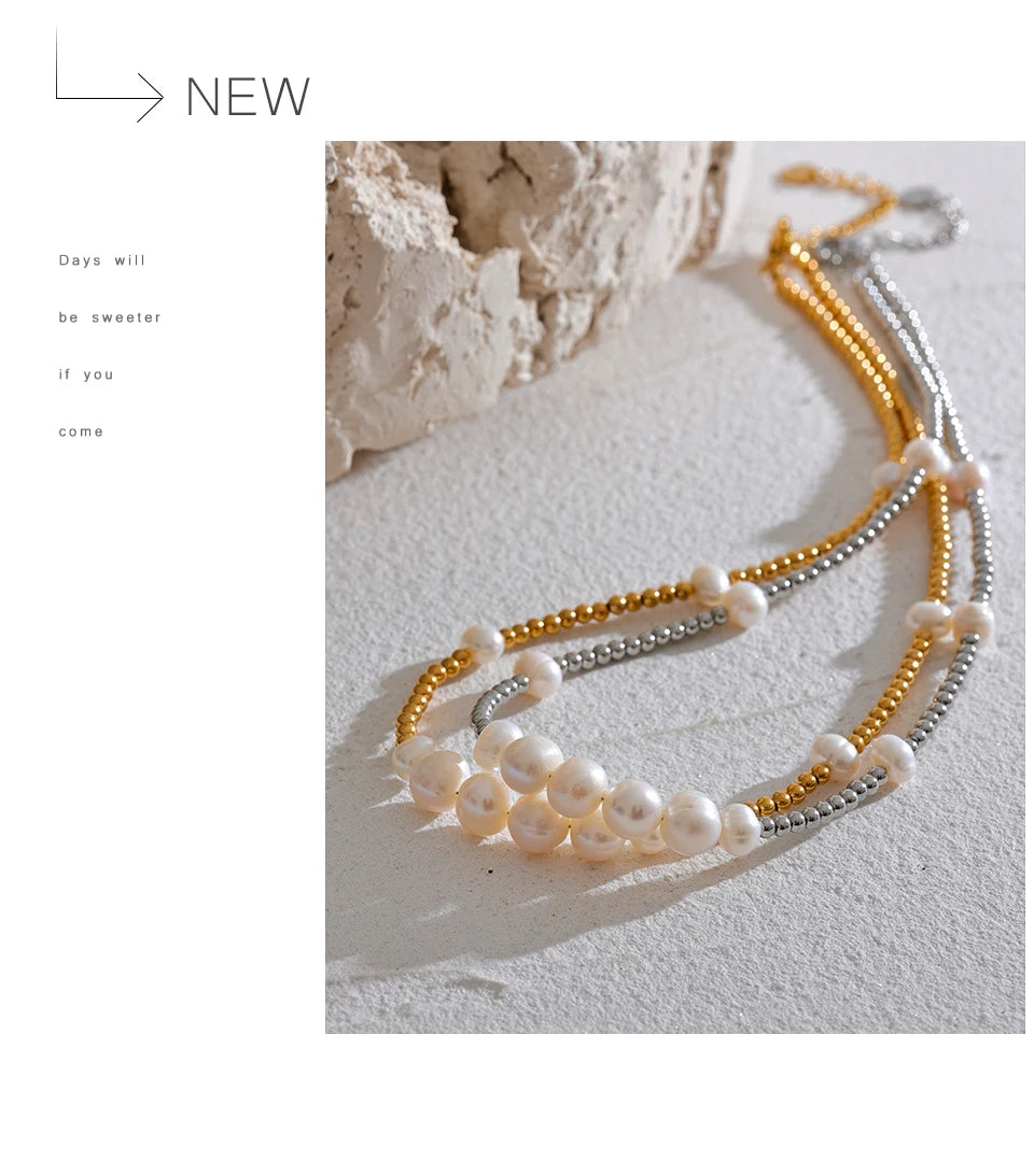Freshwater pearl geometric necklace in gold-plated stainless steel with freshwater pearl.