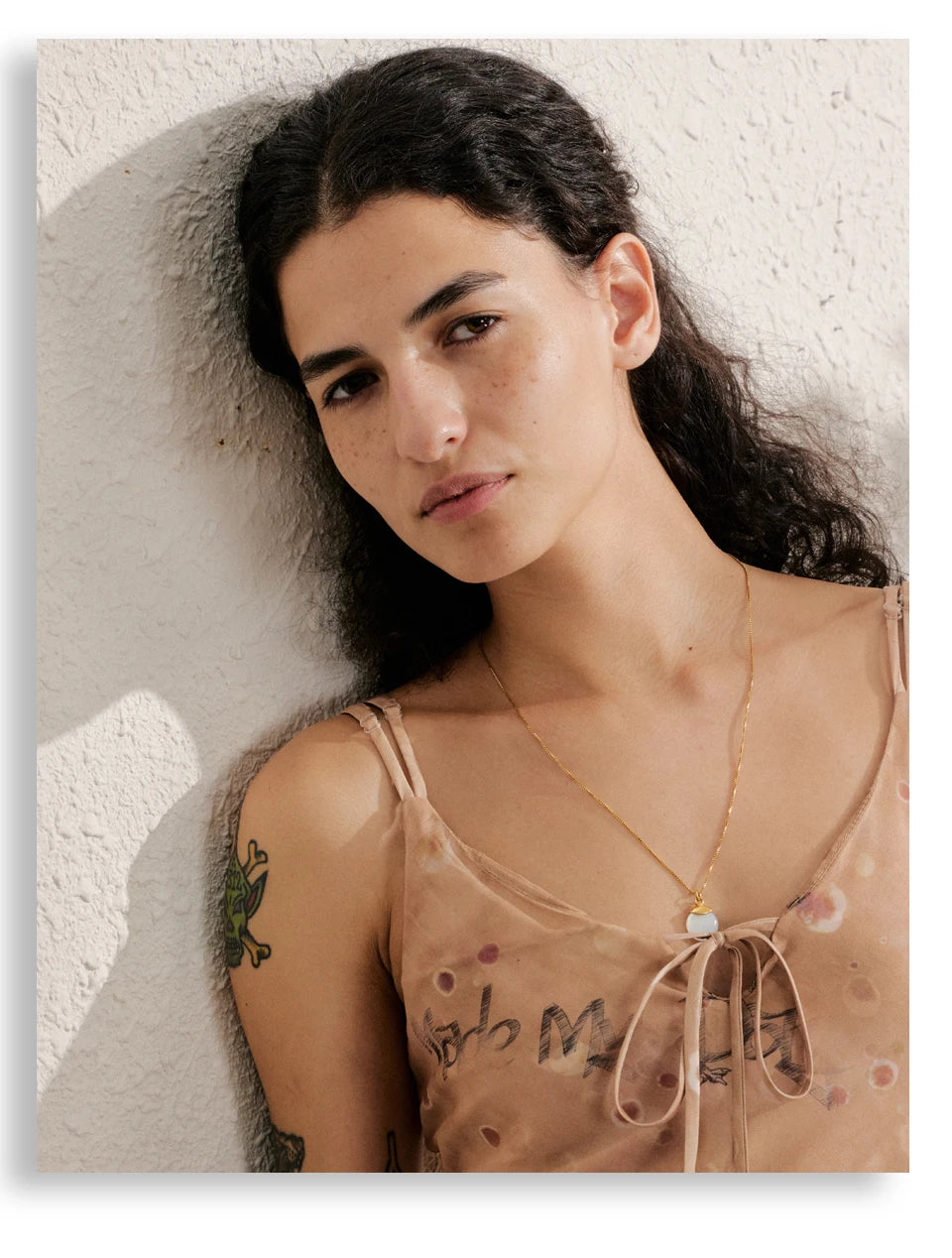 White natural stone geometric necklace in gold-plated stainless steel with natural stone.