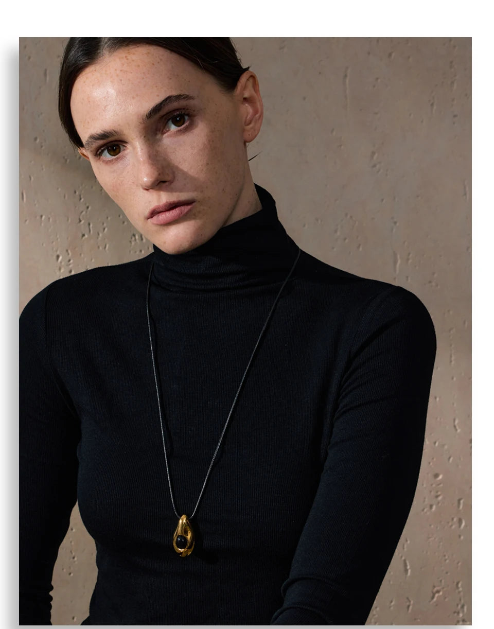 Natural stone geometric necklace in gold-plated stainless steel with natural stone.
