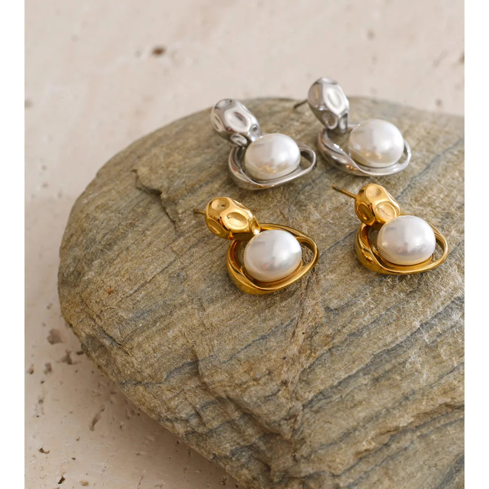 Pearl geometric earrings in gold-plated stainless steel with pearl.