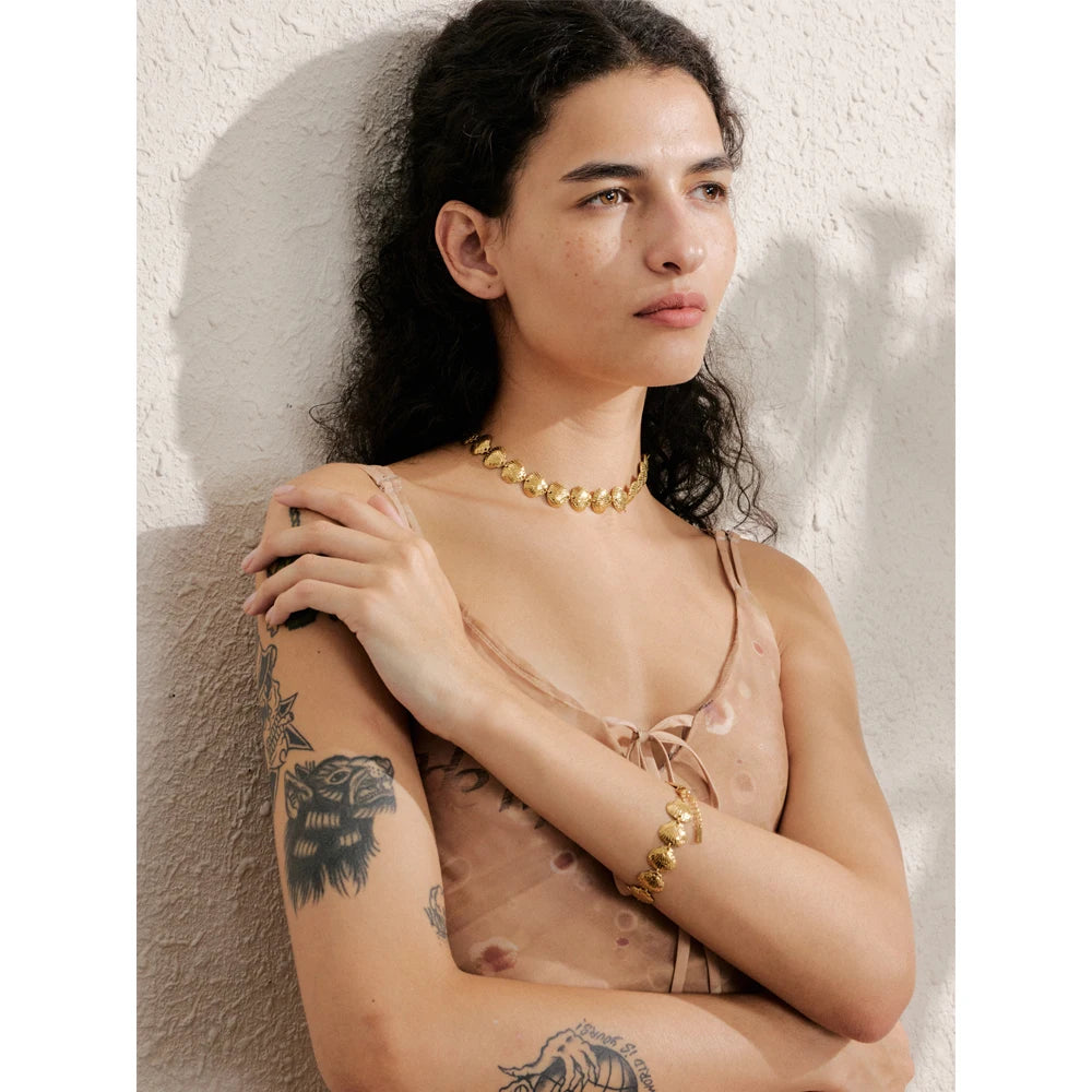 Shell hammered geometric necklace in gold-plated stainless steel with shell.