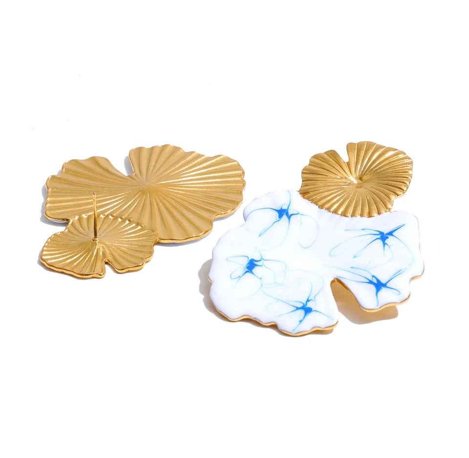 White enamel flower earrings in gold-plated stainless steel with enamel.