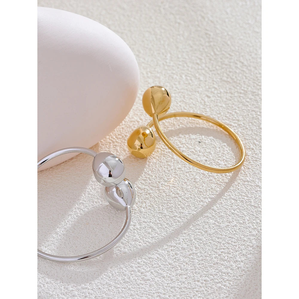 Geometric bracelet in gold-plated stainless steel.