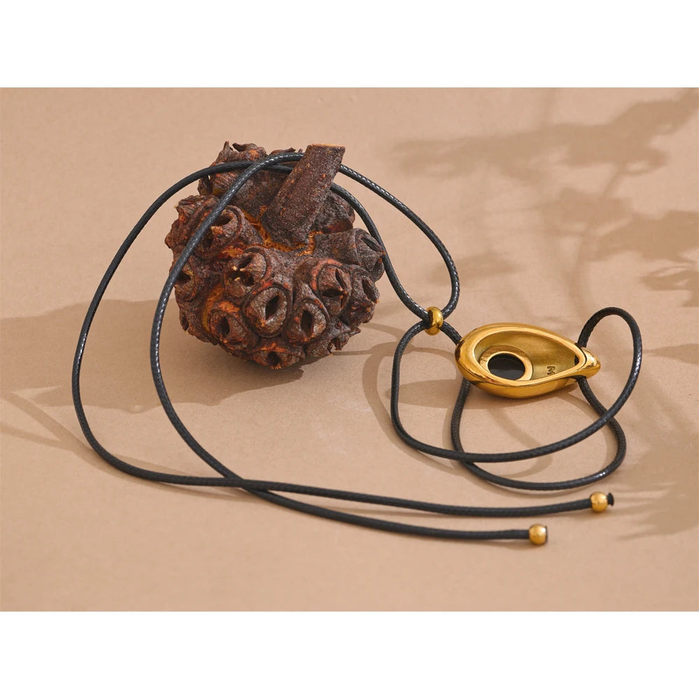 Natural stone geometric necklace in gold-plated stainless steel with natural stone.