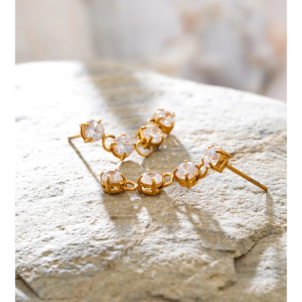 Cubic zirconia geometric chain earrings in gold-plated stainless steel with cubic zirconia.