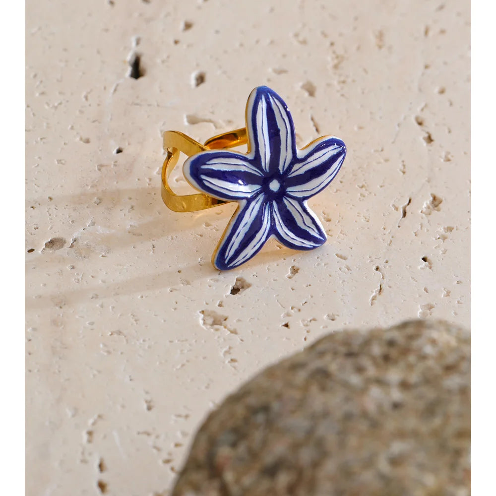 Enamel flower ring in 18K gold-plated stainless steel with enamel.