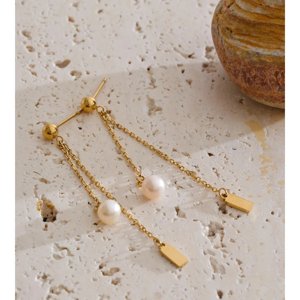 Freshwater pearl geometric chain earrings in gold-plated stainless steel with freshwater pearl.