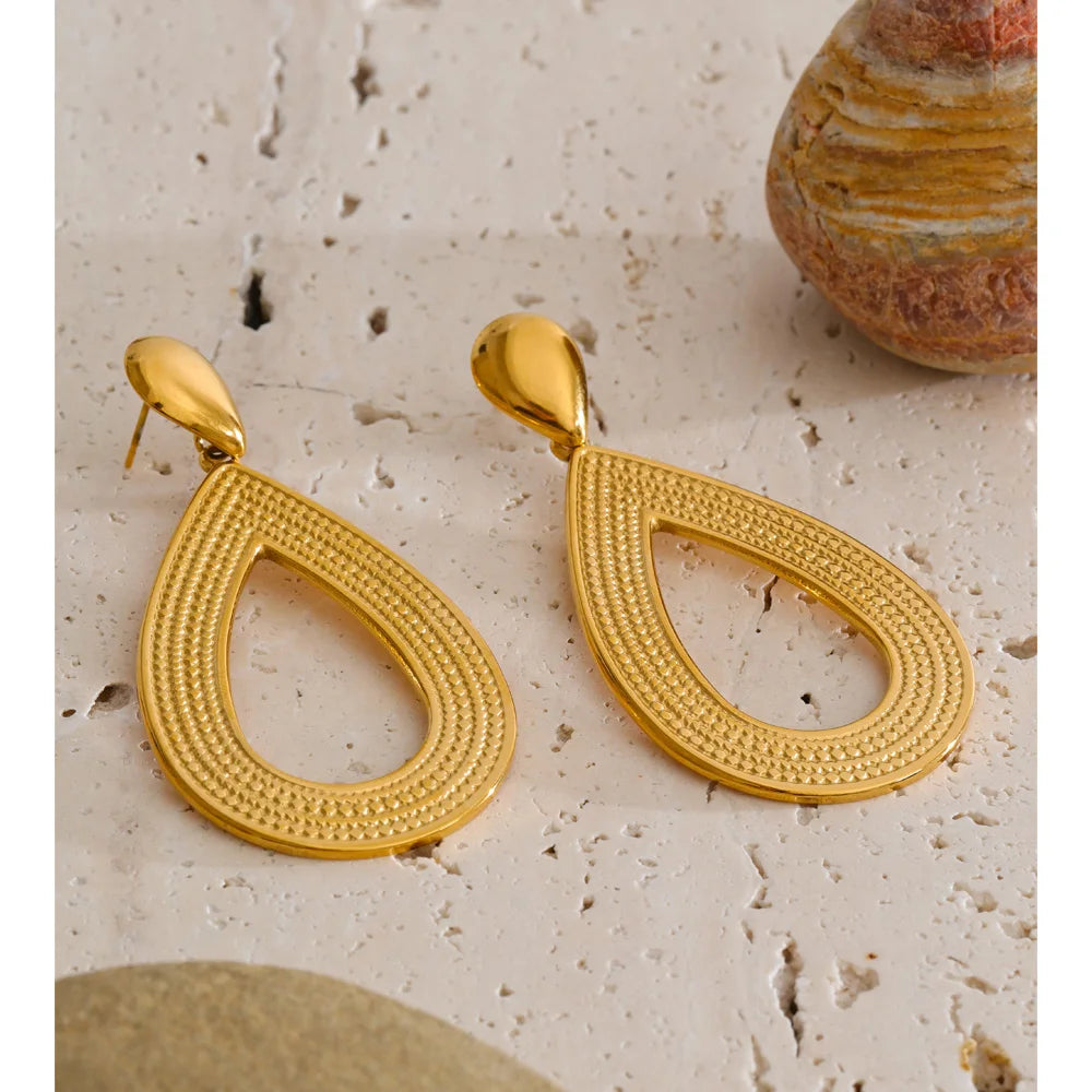 Geometric earrings in gold-plated stainless steel.