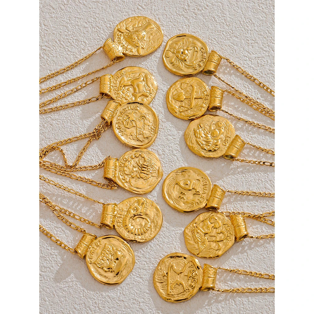 Geometric necklace in gold-plated stainless steel.