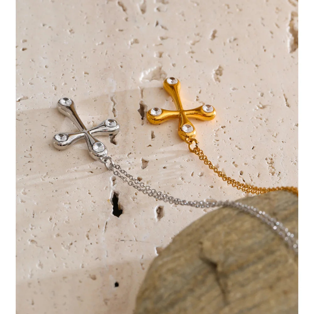 Cubic zirconia cross necklace in gold-plated stainless steel with cubic zirconia.