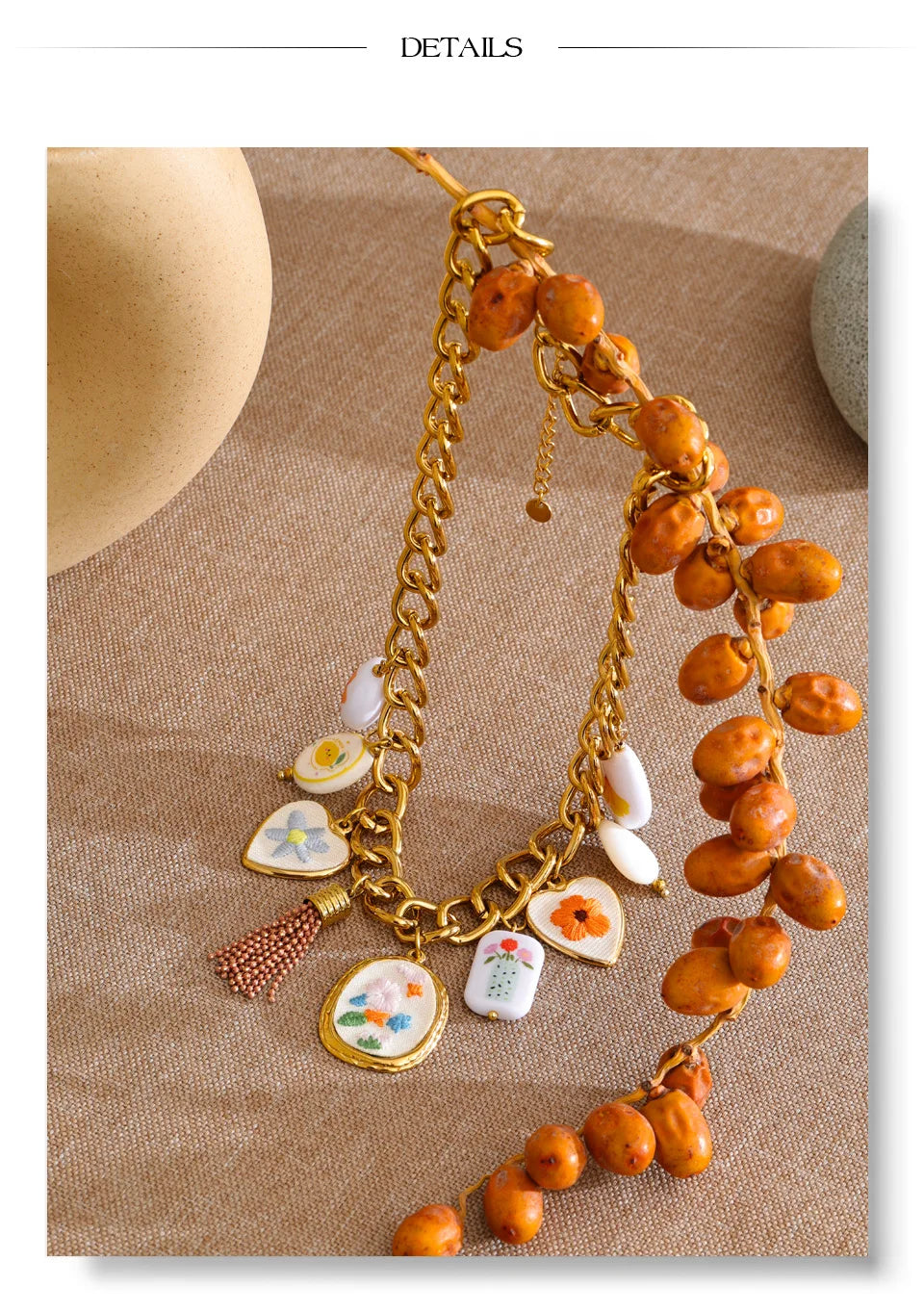 Heart flower necklace in gold-plated stainless steel.