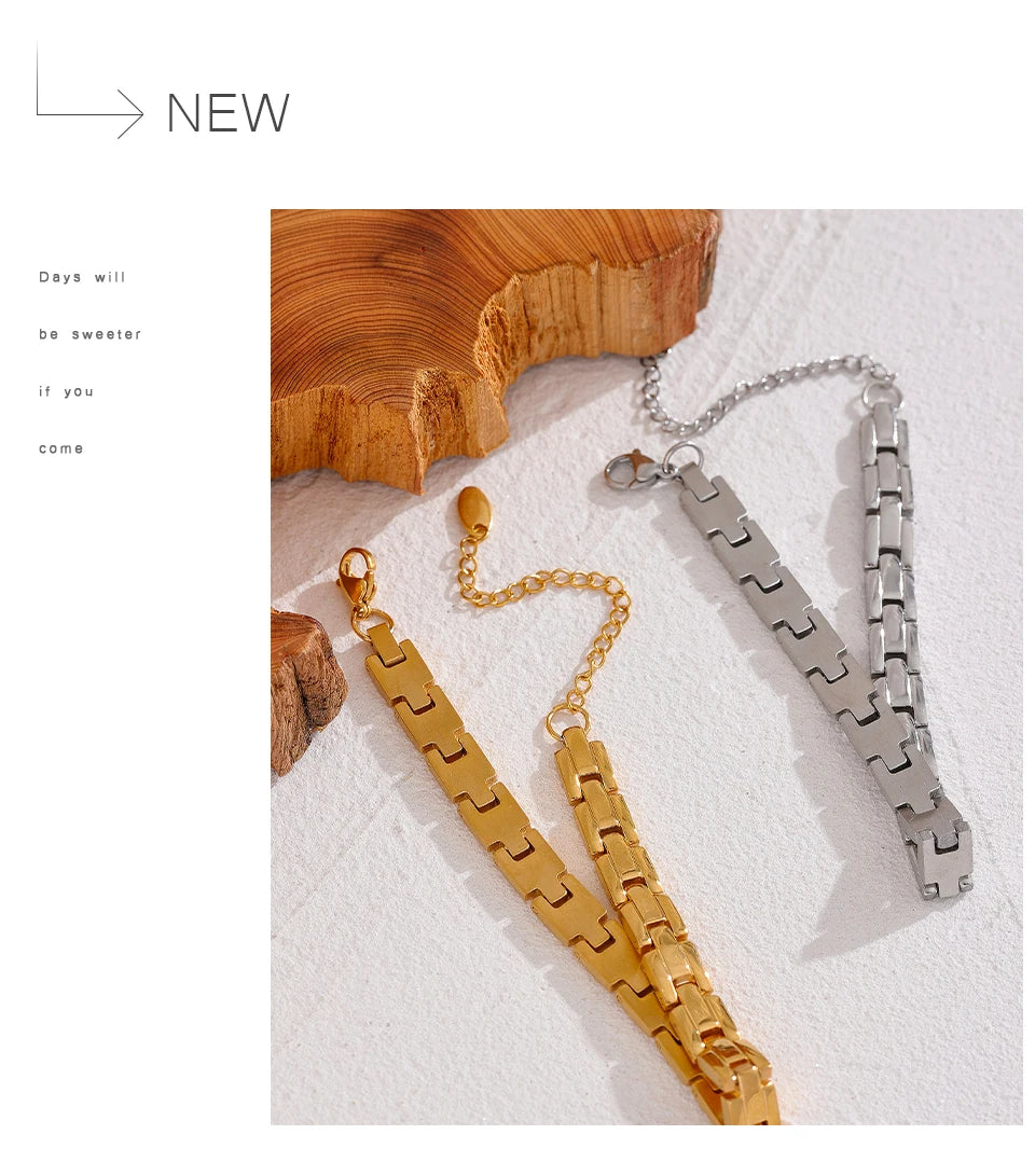Geometric chain necklace in gold-plated 316L stainless steel.