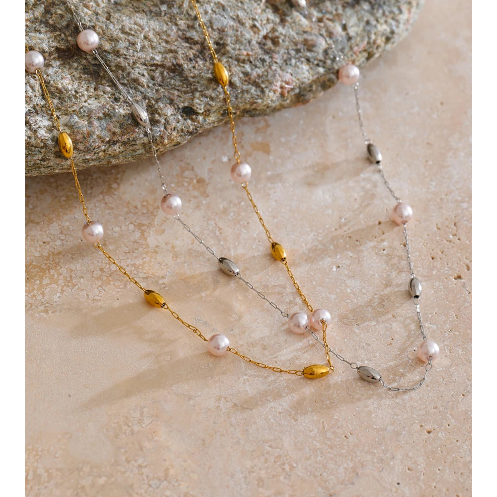 Pearl beaded geometric necklace in gold-plated stainless steel with pearl.