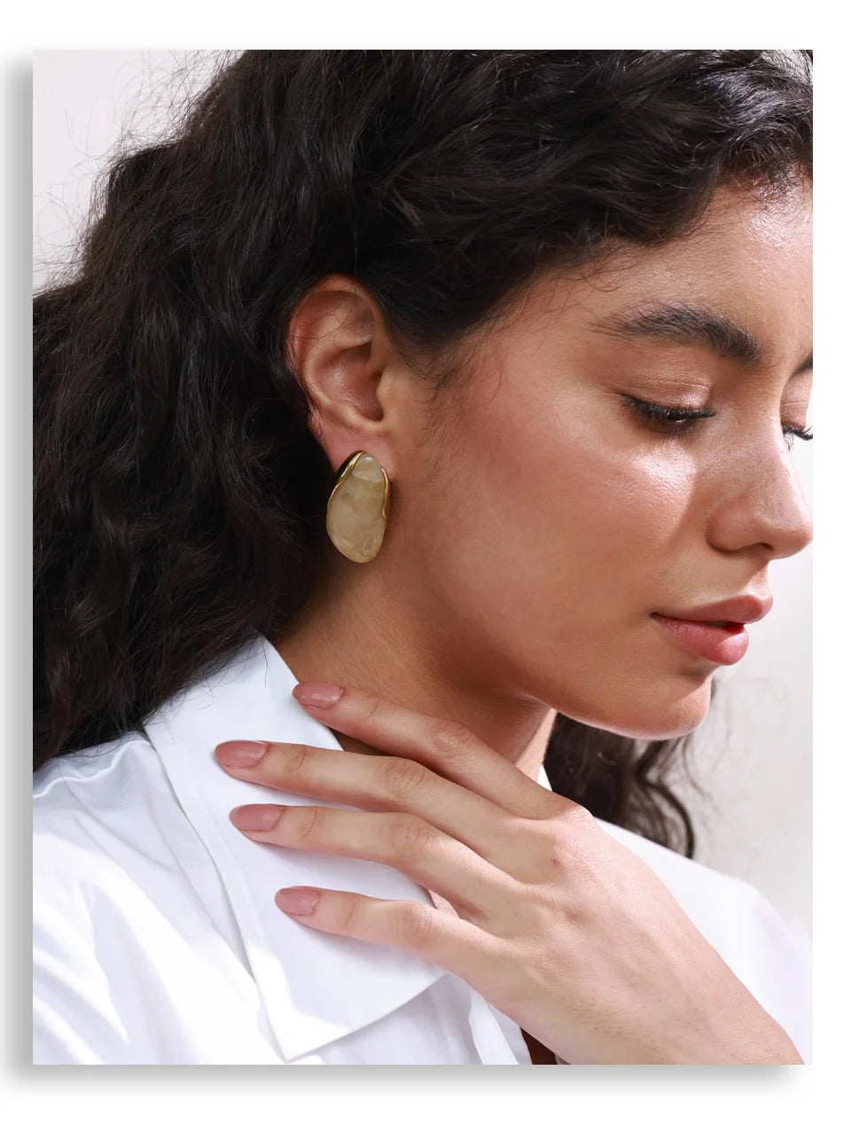 Resin geometric earrings in gold-plated stainless steel with resin.