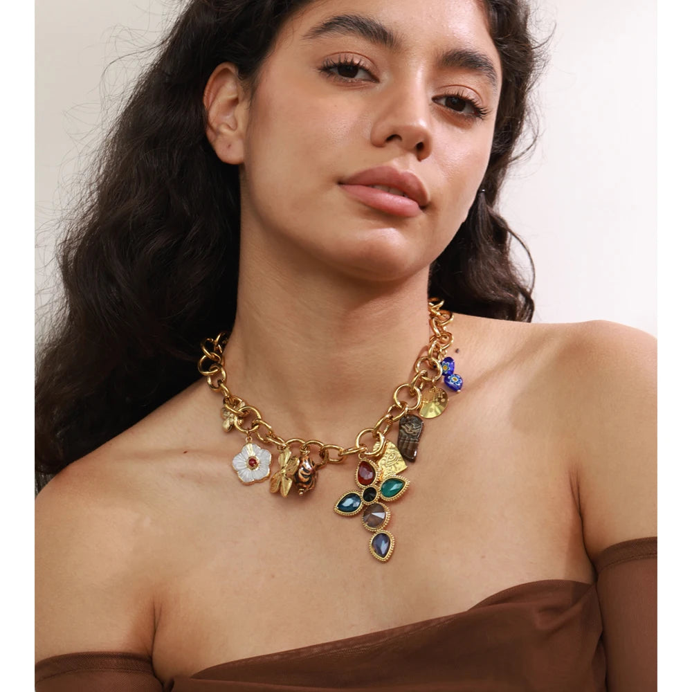 Cubic zirconia heart flower necklace in gold-plated stainless steel with cubic zirconia.
