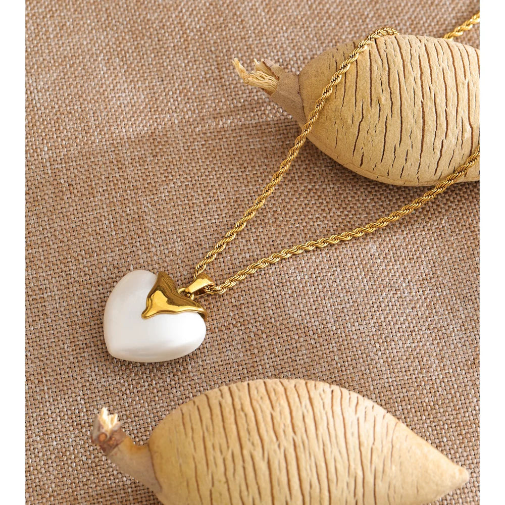 Pearl heart necklace in gold-plated stainless steel with pearl.