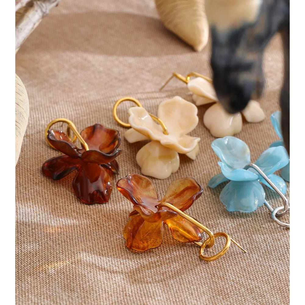 Resin flower earrings in gold-plated stainless steel with resin.