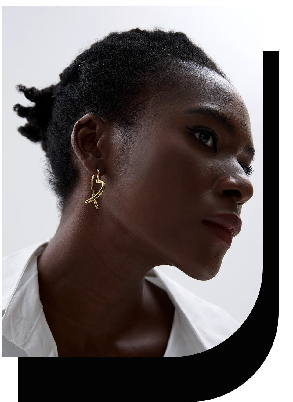 Heart minimalist earrings in gold-plated stainless steel.