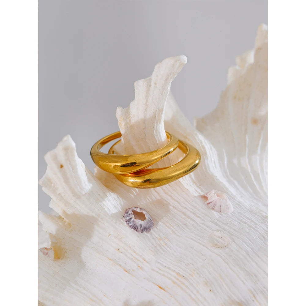 Hammered minimalist geometric ring in gold-plated stainless steel.