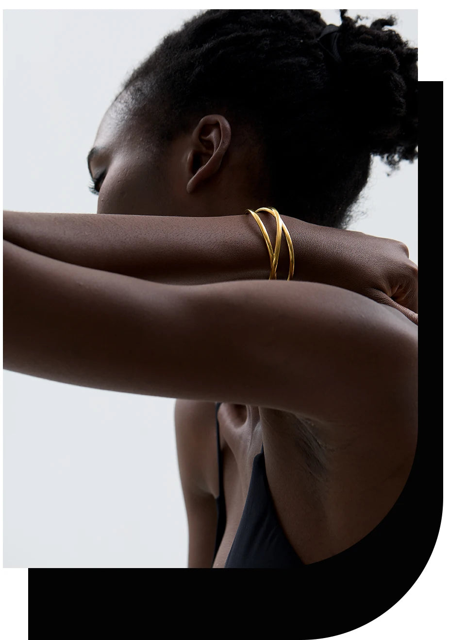 Minimalist geometric bracelet in gold-plated stainless steel.