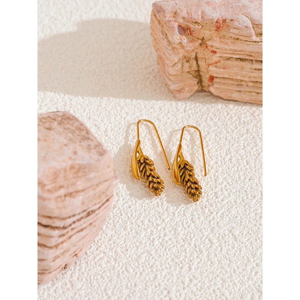 Geometric earrings in gold-plated 316L stainless steel.