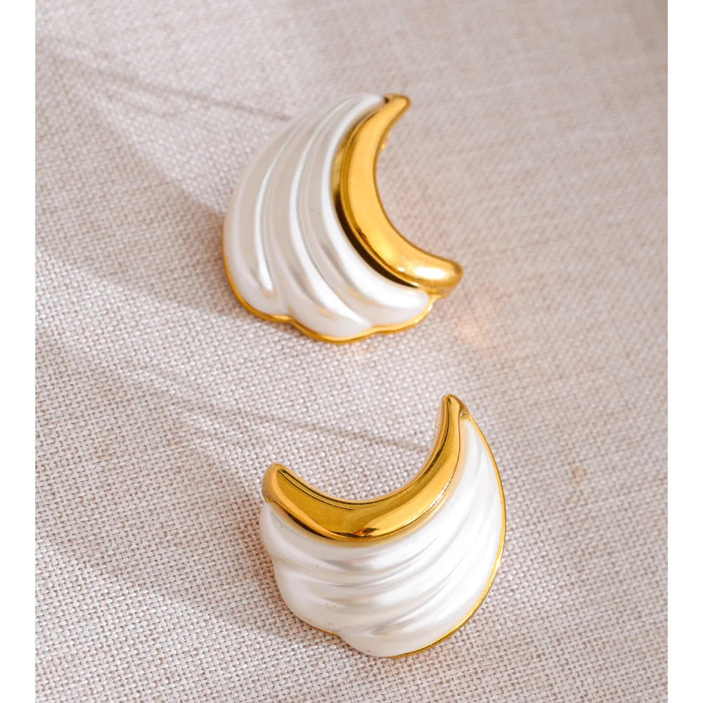 Pearl geometric earrings in gold-plated stainless steel with pearl.