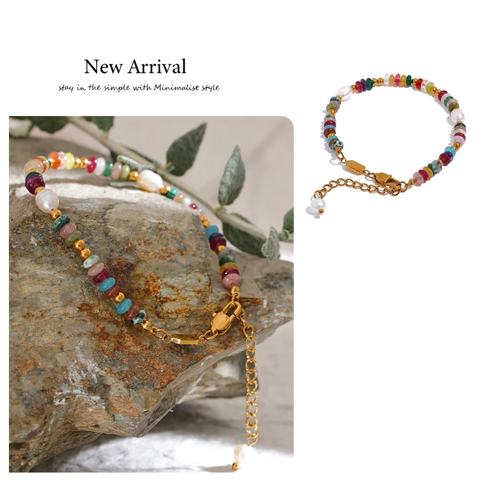 Pearl natural stone geometric necklace in gold-plated stainless steel with pearl and natural stone.