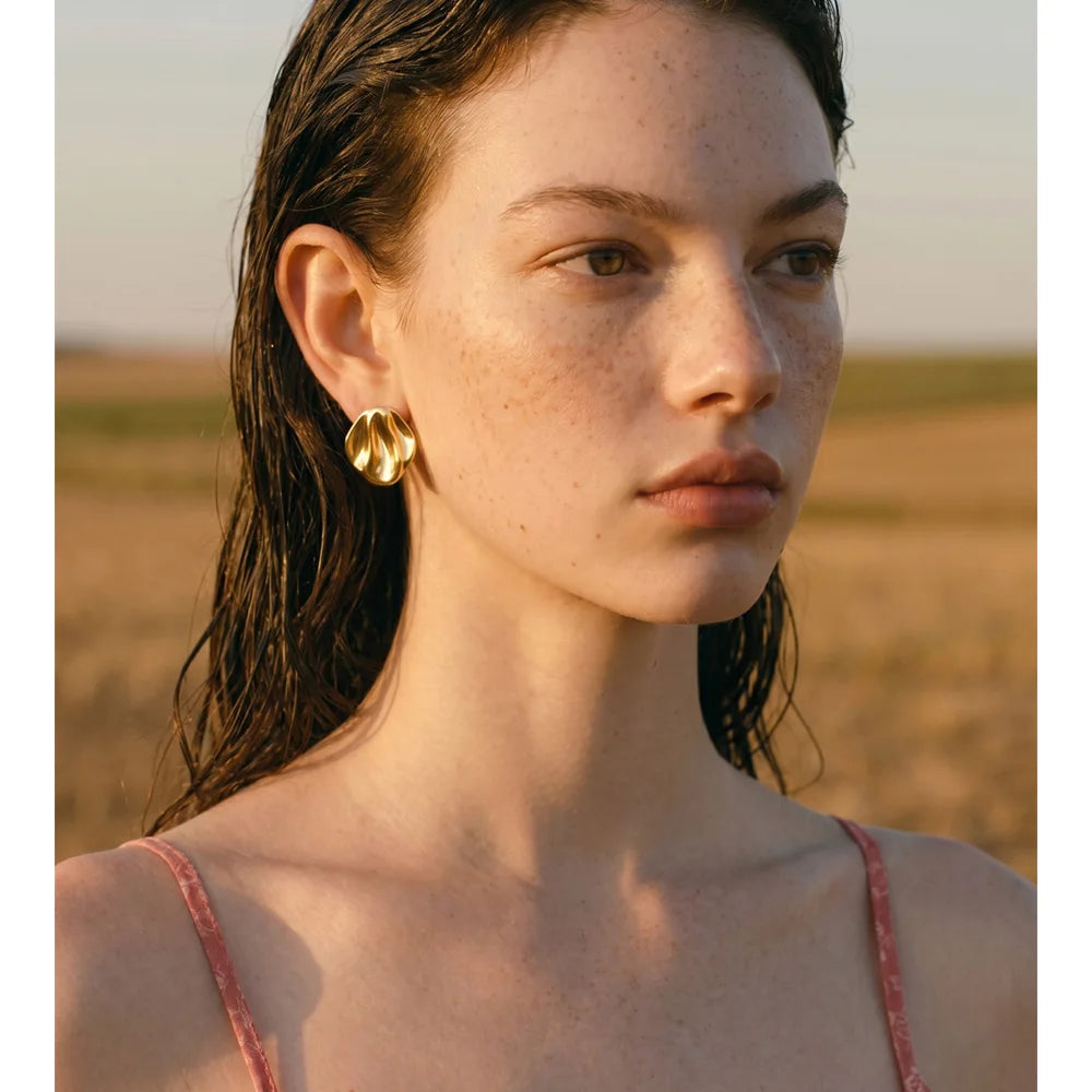 Geometric earrings in gold-plated stainless steel.