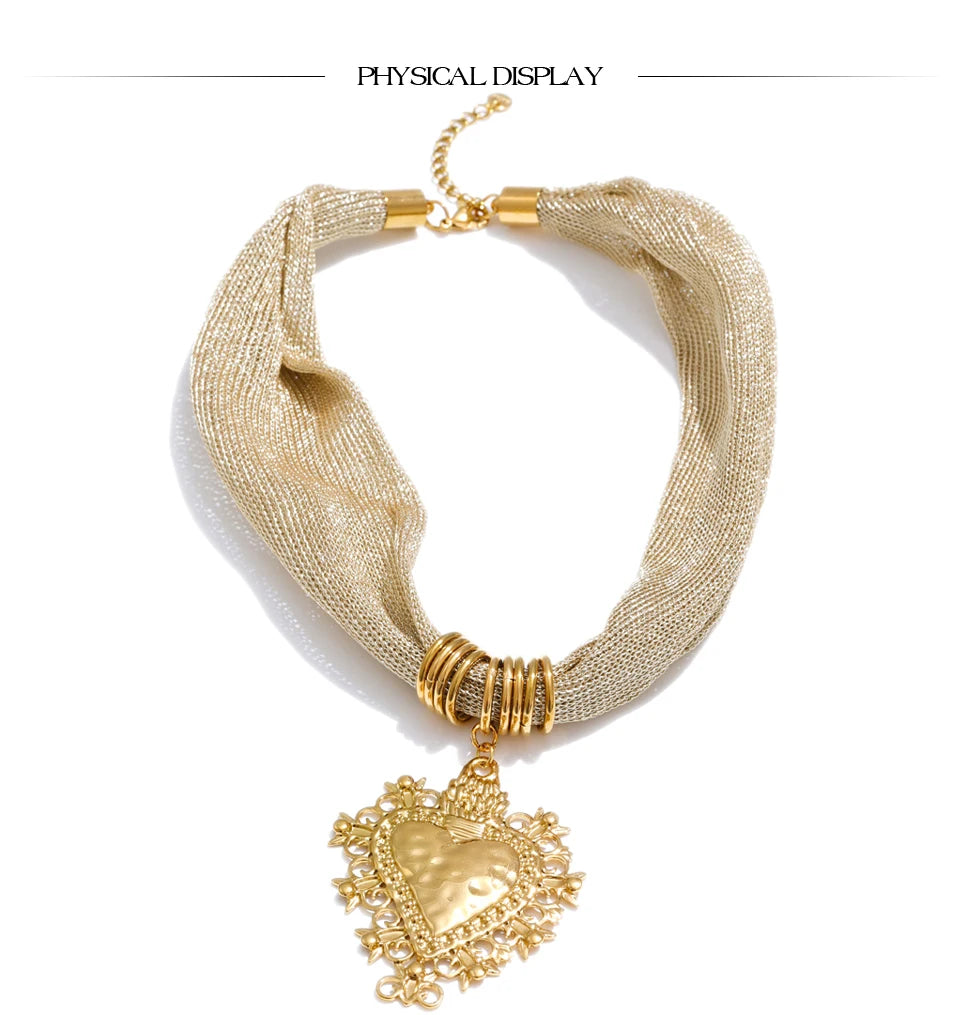Heart chain necklace in gold-plated stainless steel.