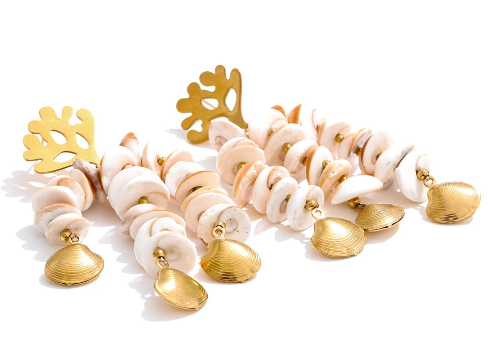 Shell geometric earrings in gold-plated stainless steel with shell.