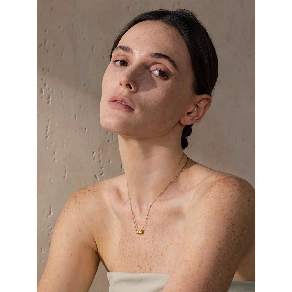 Hammered geometric necklace in gold-plated stainless steel.