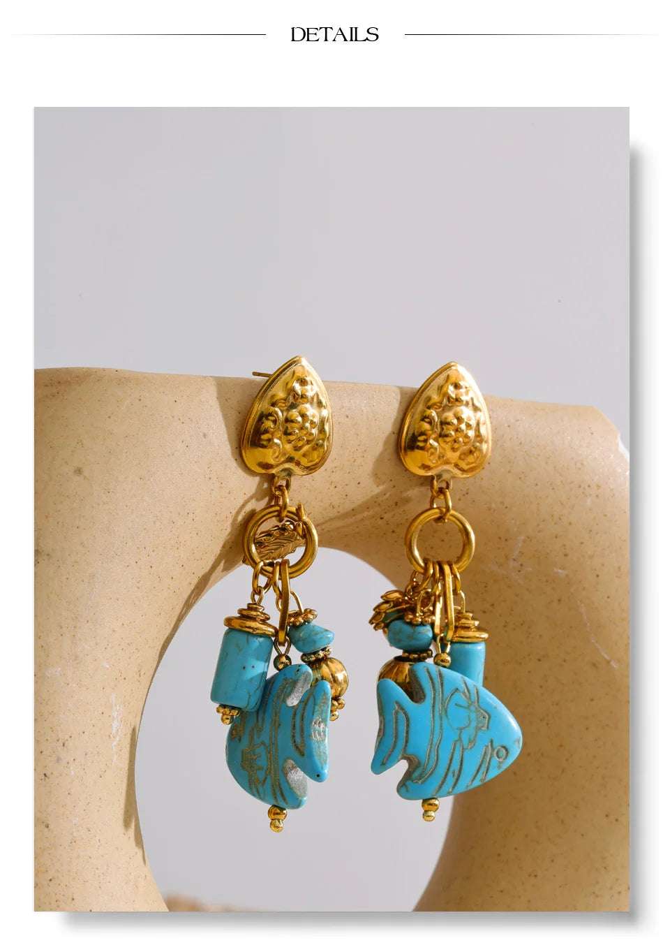 Blue natural stone geometric earrings in gold-plated stainless steel with natural stone.