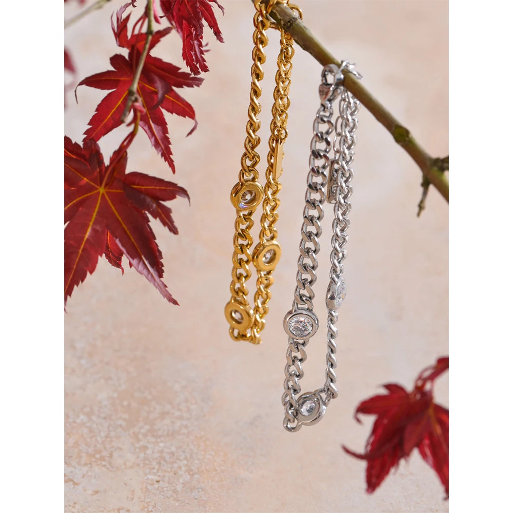 Cubic zirconia geometric chain necklace in gold-plated stainless steel with cubic zirconia.