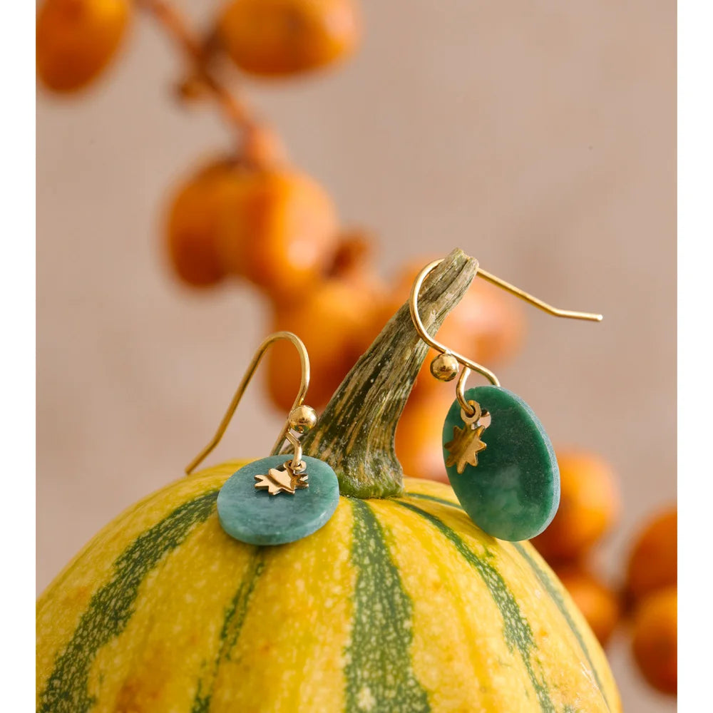 Natural stone geometric earrings in gold-plated stainless steel with natural stone.