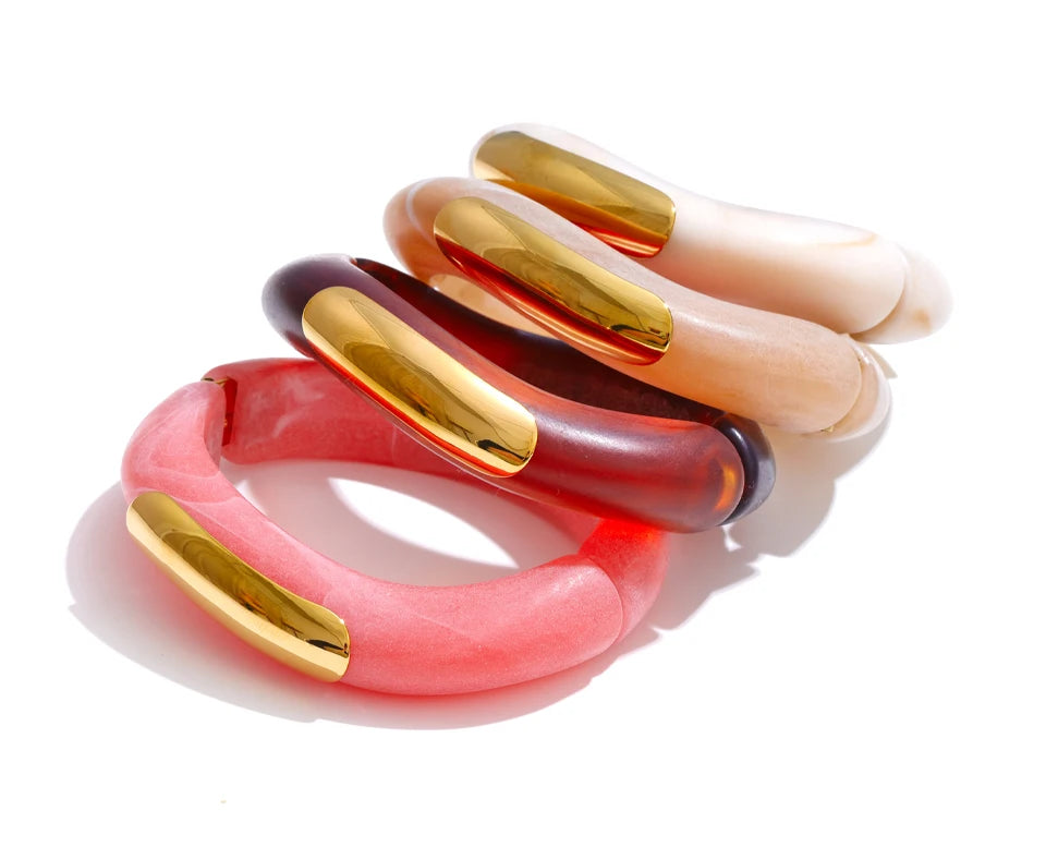 Resin acrylic multi-color bracelet in gold-plated stainless steel with resin and acrylic.