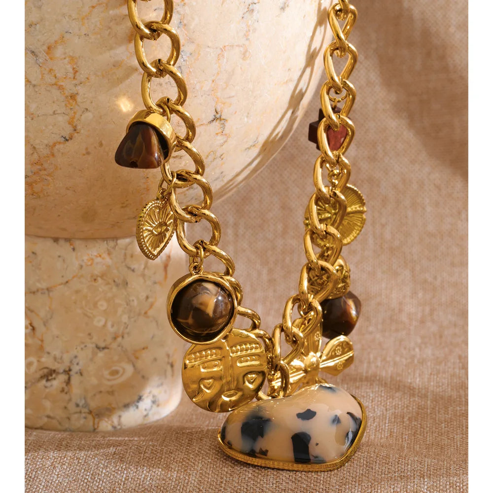 Resin heart flower necklace in gold-plated stainless steel with resin.