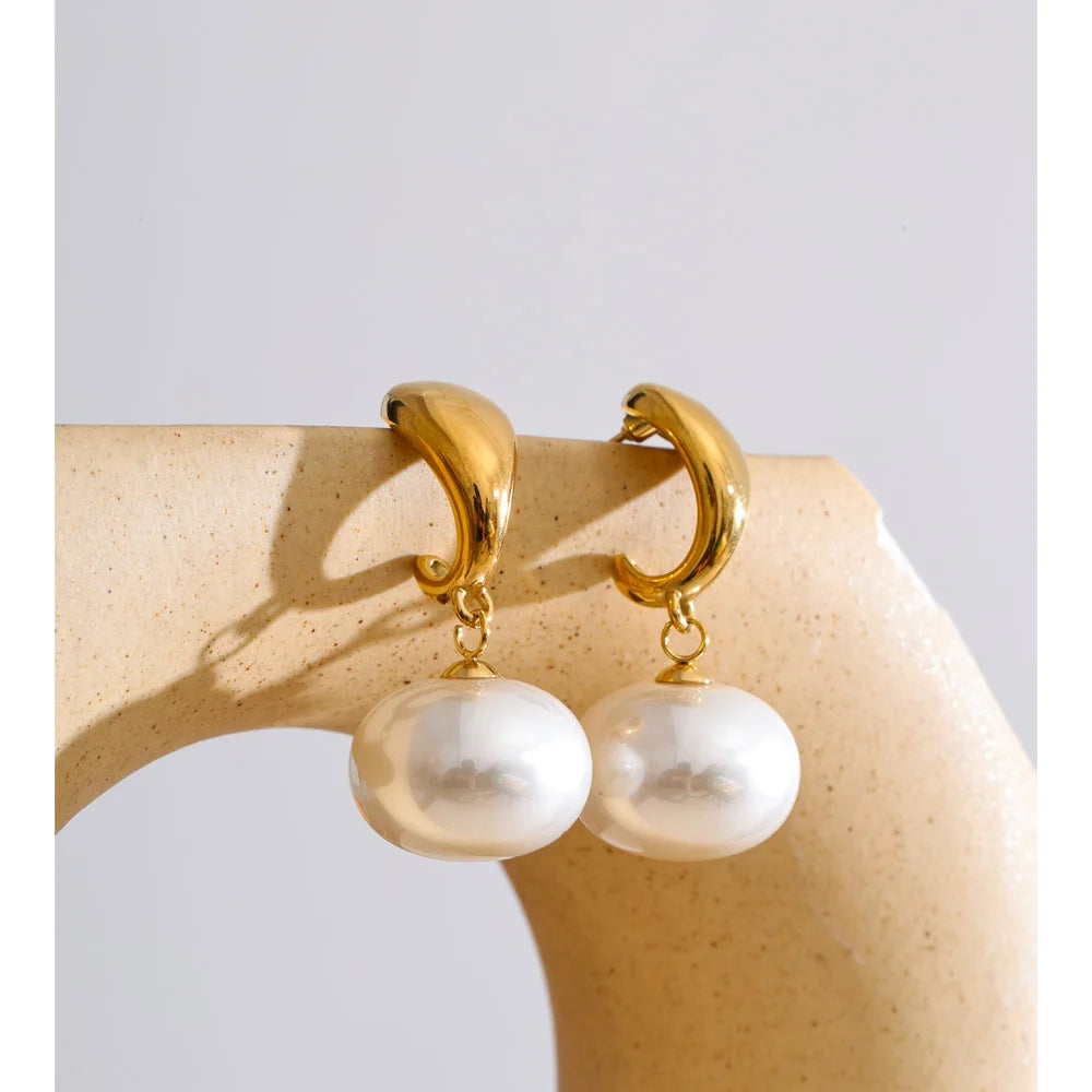 Pearl geometric earrings in gold-plated stainless steel with pearl.
