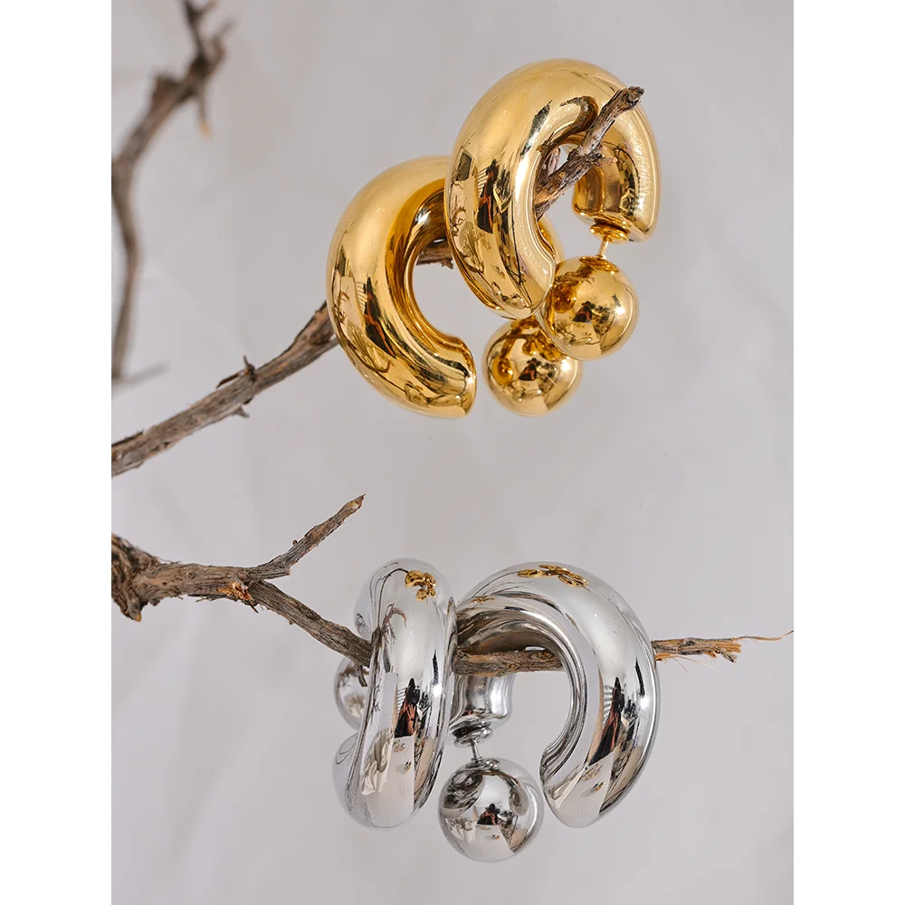 Geometric earrings in gold-plated stainless steel.