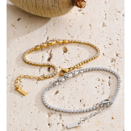 Cubic zirconia geometric chain necklace in gold-plated stainless steel with cubic zirconia.