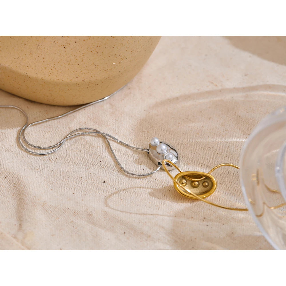 Pearl geometric necklace in gold-plated stainless steel with pearl.