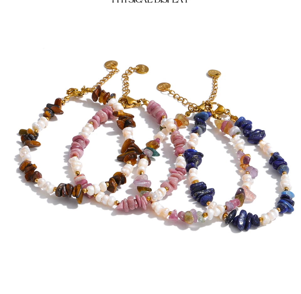 Freshwater pearl natural stone beaded necklace in gold-plated stainless steel with freshwater pearl and natural stone.