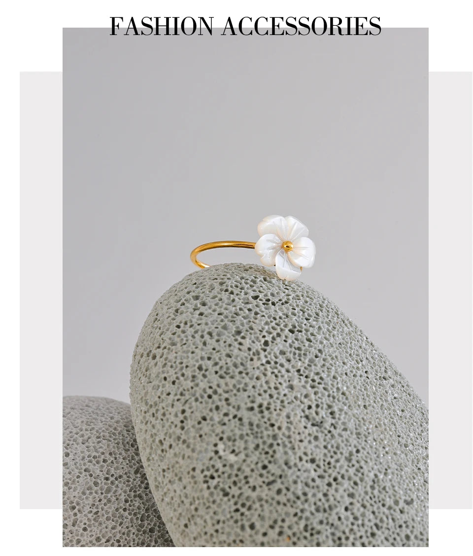 Shell flower geometric ring in 18K gold-plated stainless steel with shell.