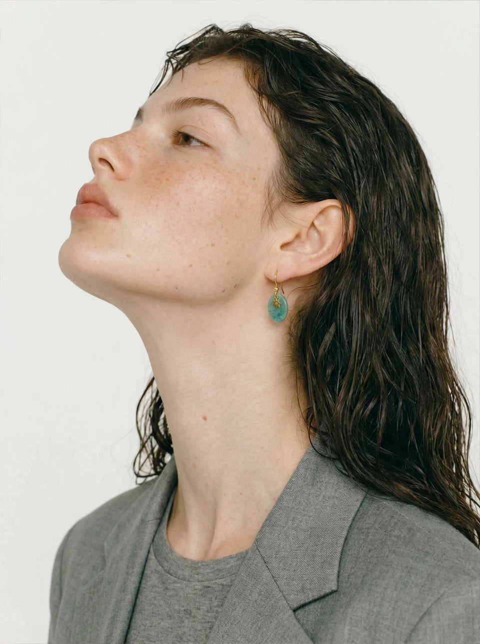 Natural stone geometric earrings in gold-plated stainless steel with natural stone.