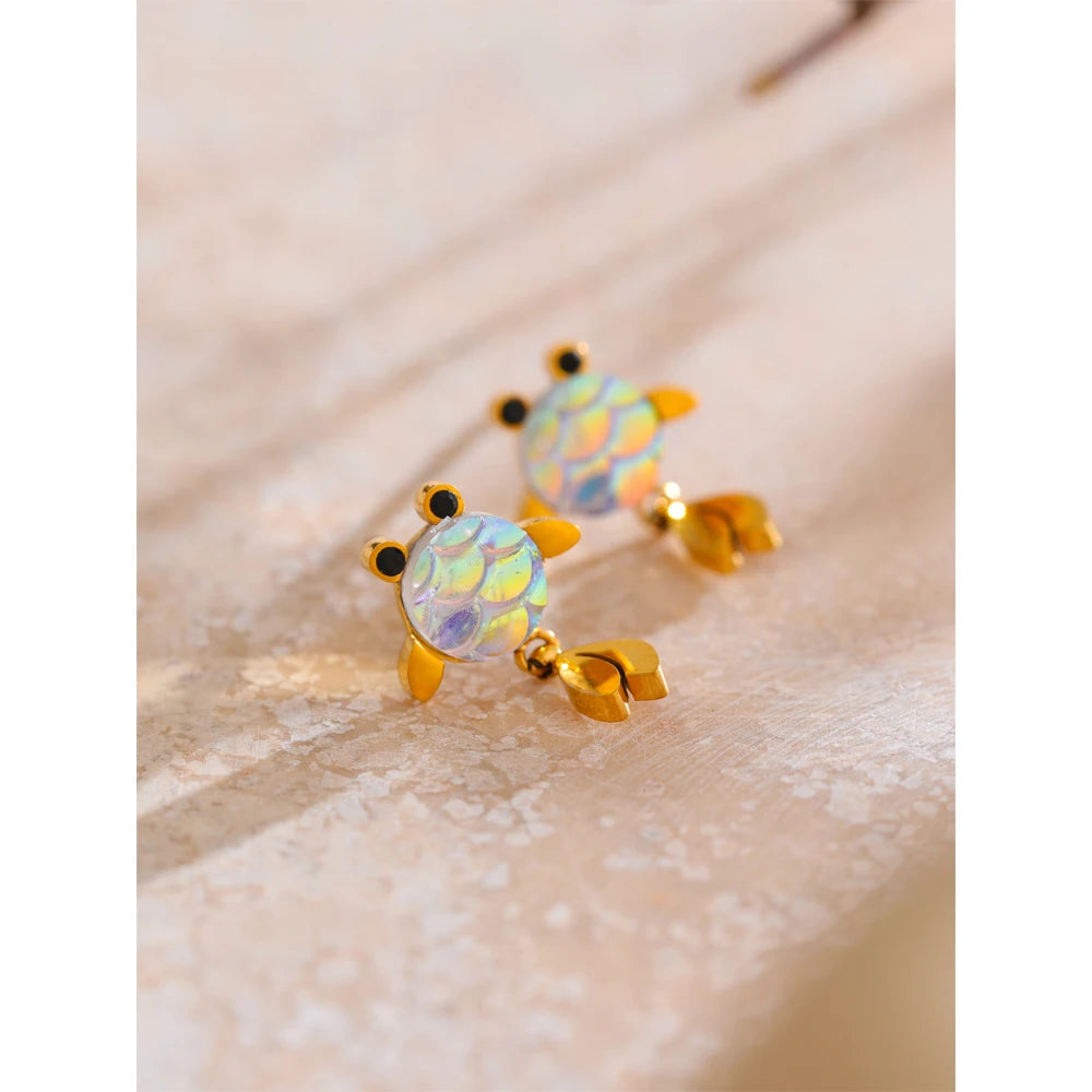 Resin multi-color geometric earrings in gold-plated stainless steel with resin.