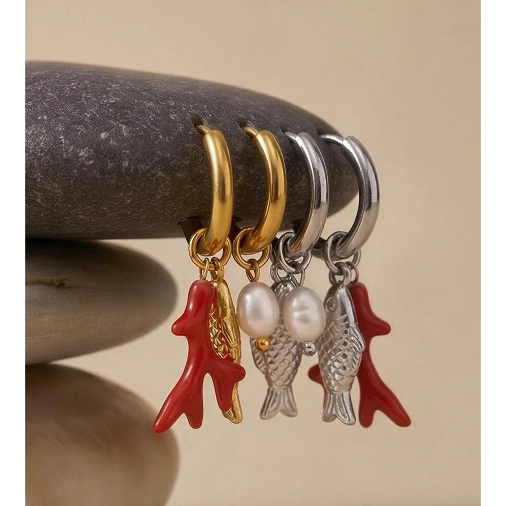 Freshwater pearl geometric earrings in gold-plated stainless steel with freshwater pearl.