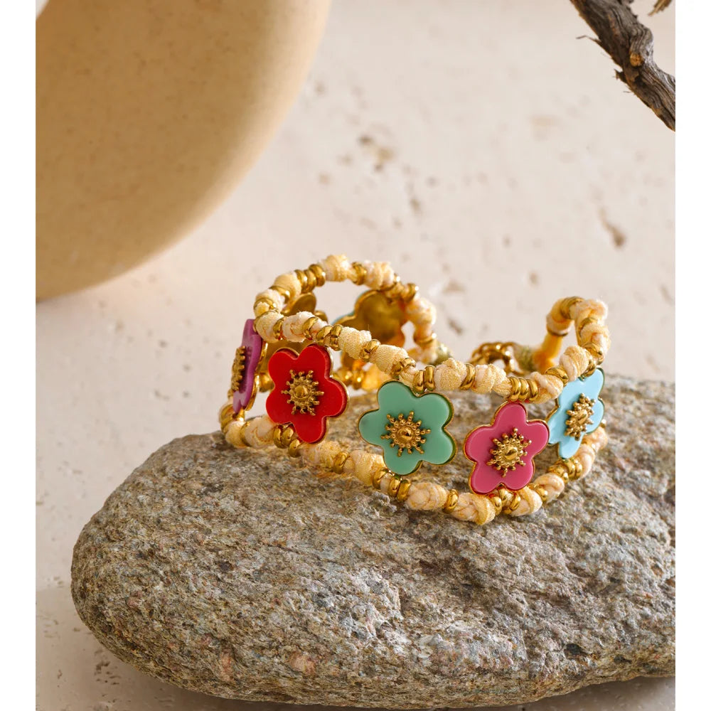 Resin flower multi-color necklace in gold-plated stainless steel with resin.