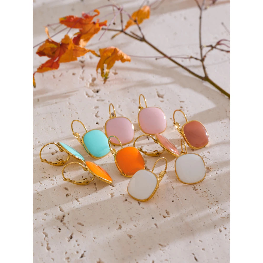 Enamel geometric earrings in gold-plated stainless steel with enamel.