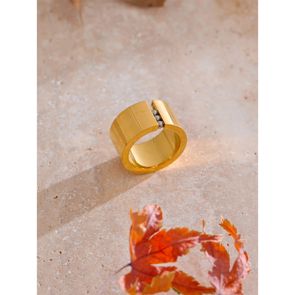 Geometric ring in gold-plated stainless steel.